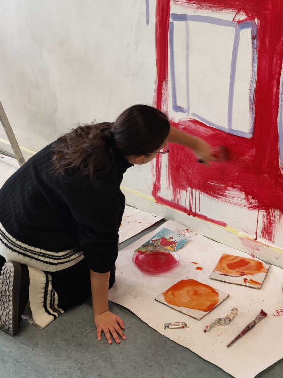 Künstlerin Jutta Maria Clemens in Aktion